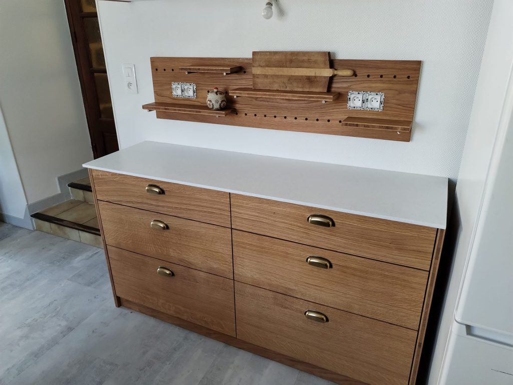 Meuble en bois avec tiroirs