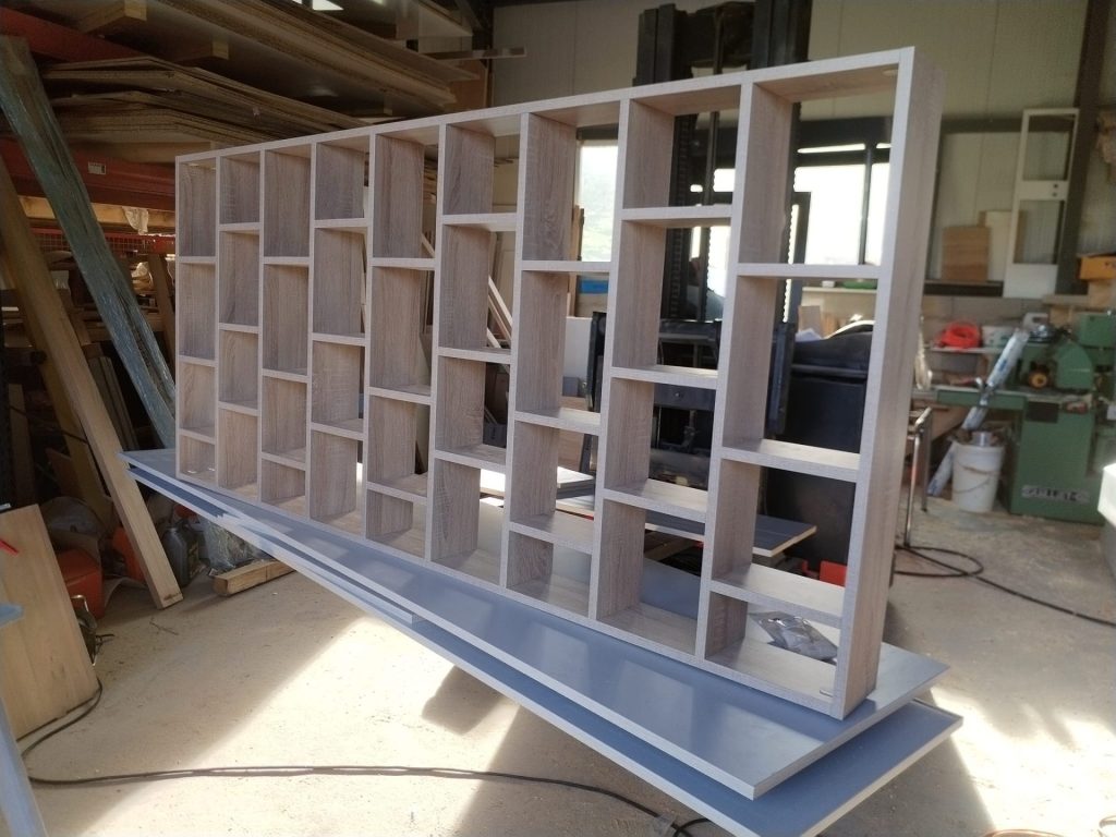 Étagère en bois en cours