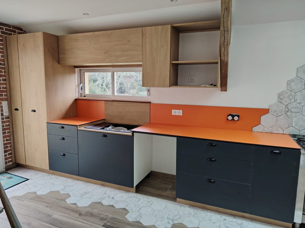 Maisons sous un ciel nuageux