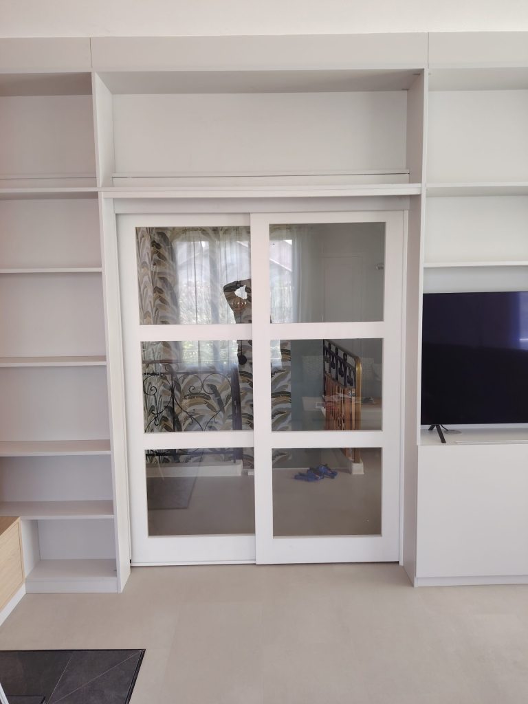 Porte coulissante dans un salon