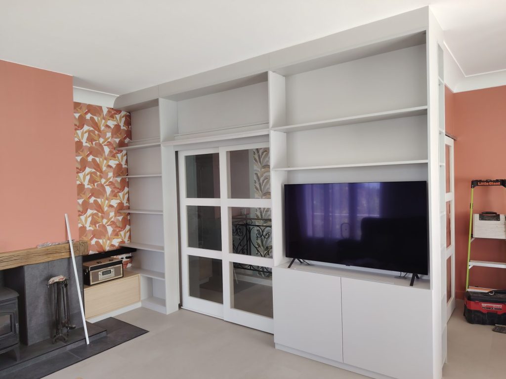 Salon moderne avec étagères