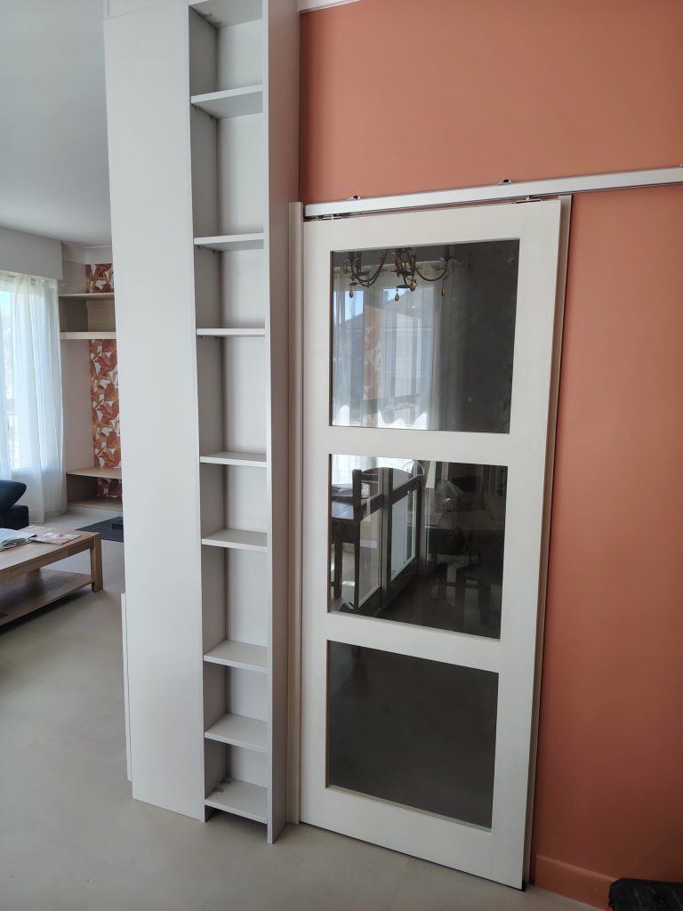 Étagères et porte coulissante moderne
